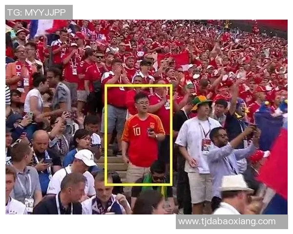 足球明星手握水杯搞笑瞬间引发球迷热议欢乐不断