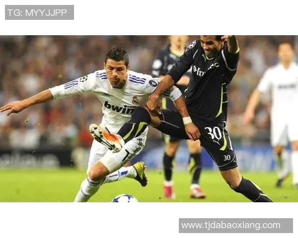 年轻帅气的足球明星们如何在赛场上展现魅力与实力